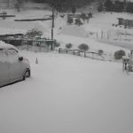 休日雪が積もって立ち往生